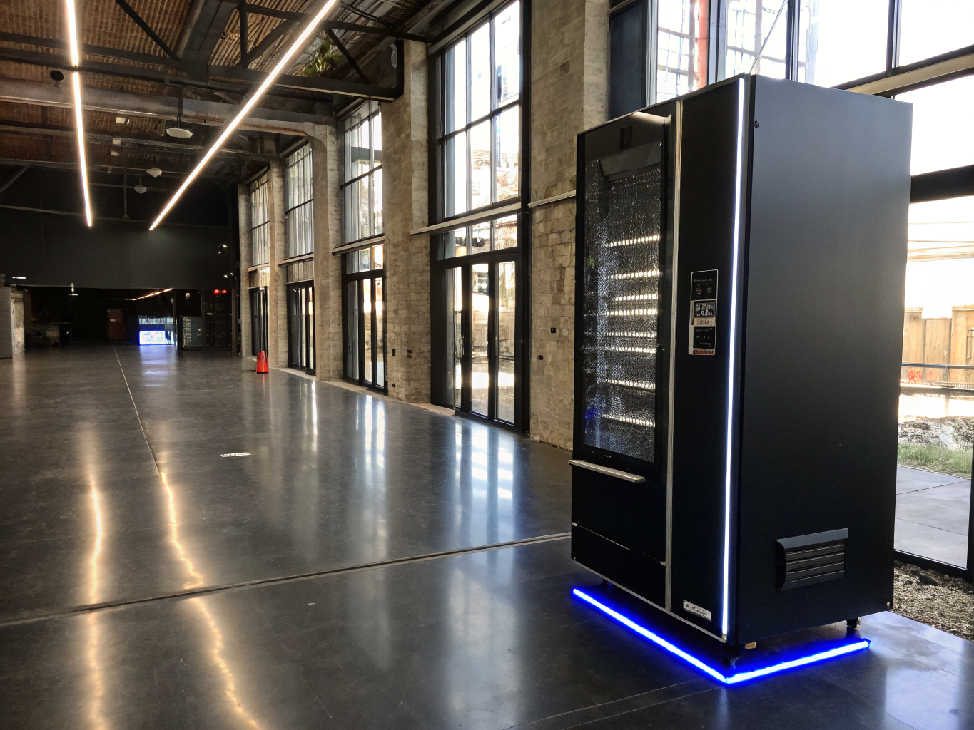 Moderner Aukal Verkaufsautomat in einem industriellen Pausenraum